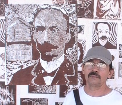 Abelardo Hechavarría Arias junto a su obra; Martí en el Abra