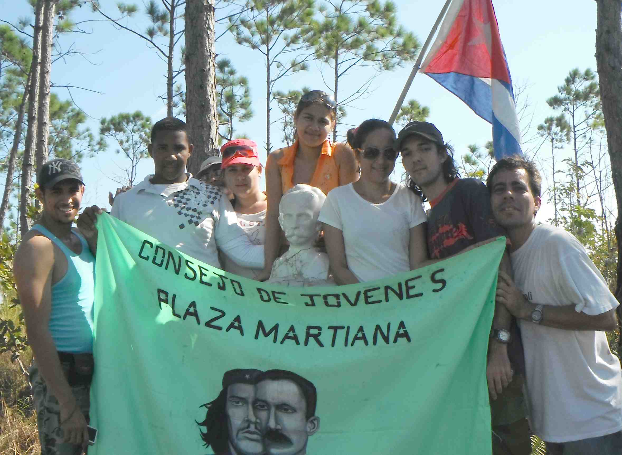 Grupo de jovenes de Plaza Martiana en loma La Cañada