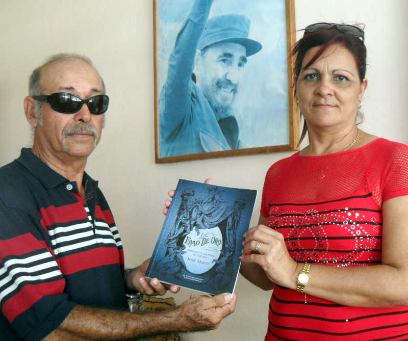 Entrega de un ejemplar de La Edad de Oro