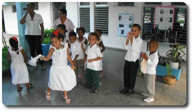 Niños bailan en la conmemoración del 11 de septiembre