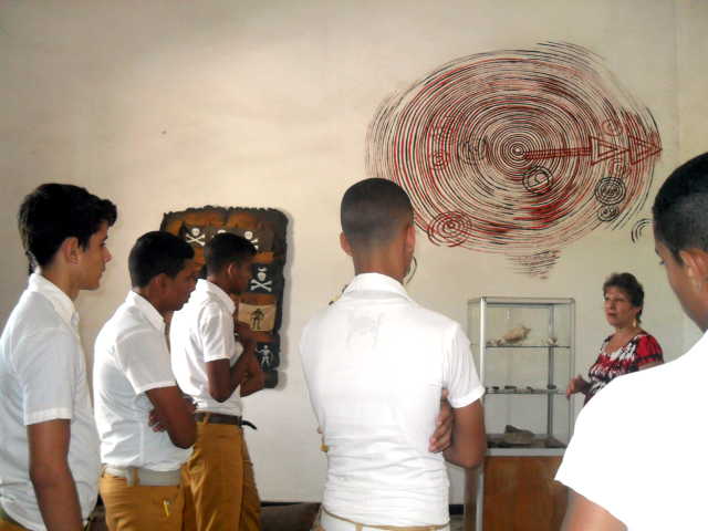 Los estudiantes en el Museo Municipal