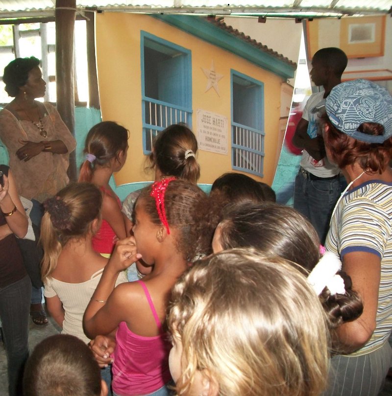 Niños y pobladores miran las gigantografías