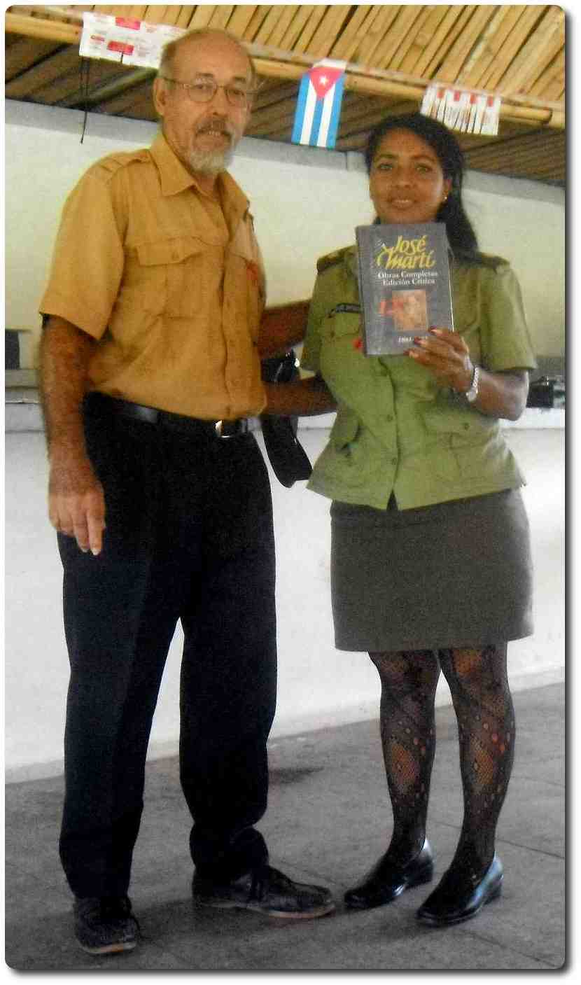 Cárdenas entrega la donación a la capitana Belquis Laguardia Sambrano