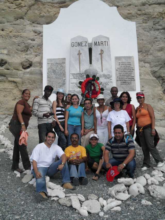 Participantes en el evento de Guantánamo, en la foto en el monumento en Playita de Cajobabo