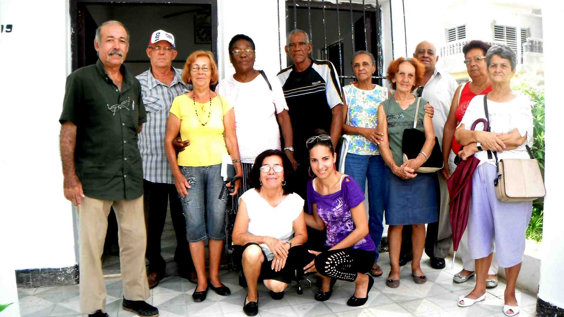 Grupo de Maestros Voluntarios residentes en la Isla de la Juventud junto a miembros de la SCJM