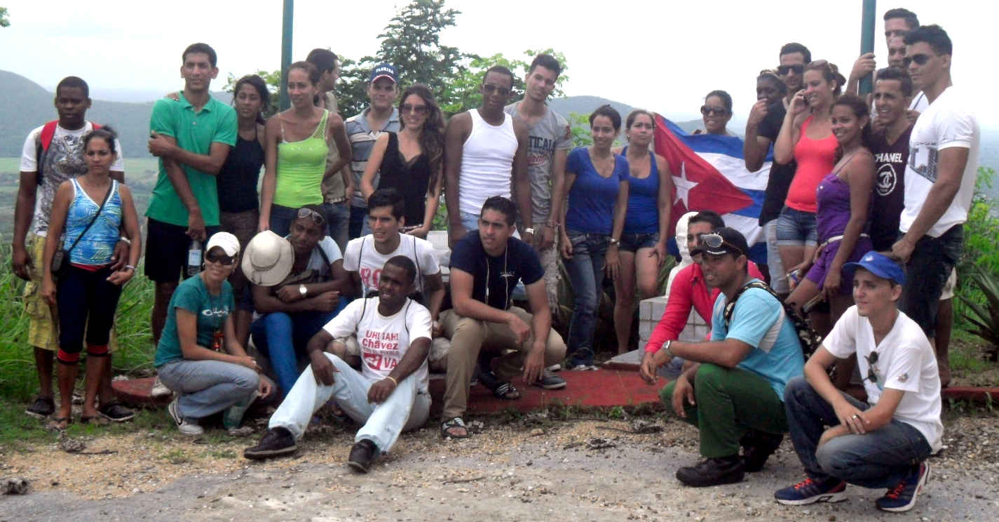 Jóvenes en la cima de la Loma de la Torre, haciendo un homenaje a Maceo y Che