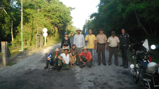 Momentos antes de la salida con los custodios de La Bajada y Carlos Javuer, el caballito que nos acompañó desde Pinar del Río. Momentos antes de la salida con los custodios de La Bajada y Carlos Javuer, el caballito que nos acompañó desde Pinar del Río.