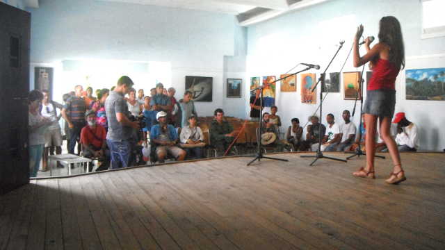 En la casa de la cultura los pobladores de La Palma nos dan la bienvenida. En la casa de la cultura los pobladores de La Palma nos dan la bienvenida.