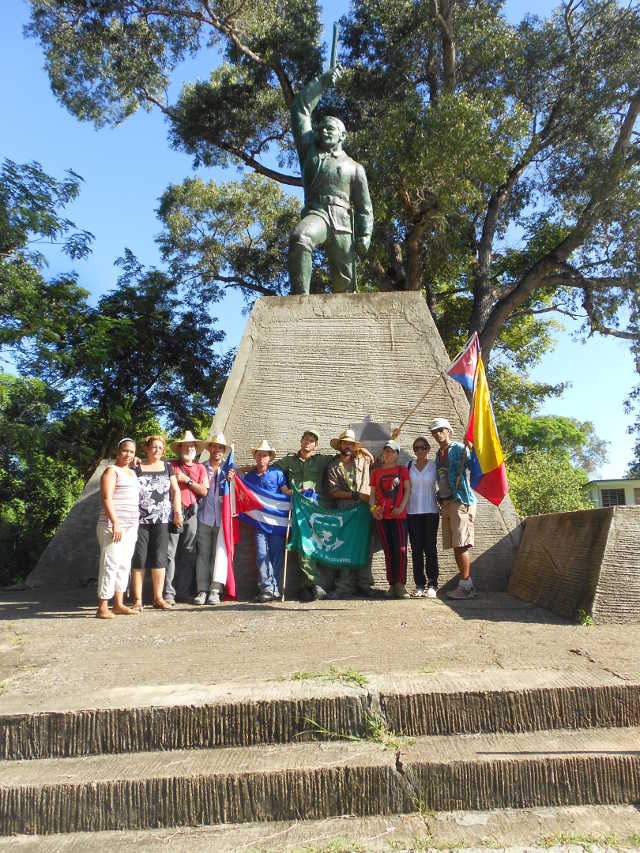 En el monumento que marca la batalla de las Taironas donde Maceo vence al ejército peninsular al sur de la ciudad de Pinar del Río. En el monumento que marca la batalla de las Taironas donde Maceo vence al ejército peninsular al sur de la ciudad de Pinar del Río.