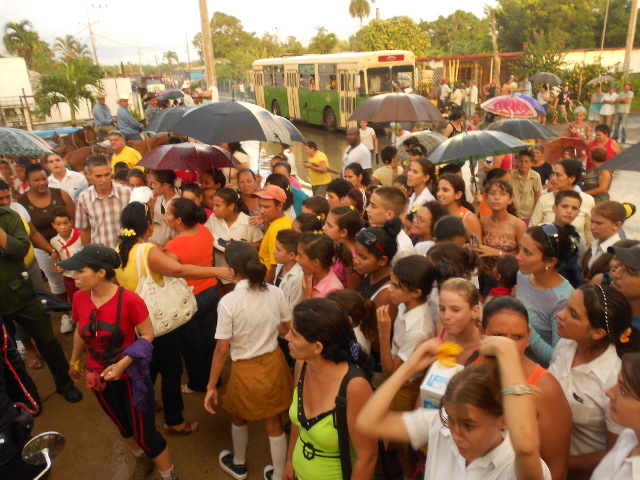 Bajo más de una hora de aguacero, llegamos bien mojados a Sábalo, sin importar la lluvia, el pueblo nos recibe. Bajo más de una hora de aguacero, llegamos bien mojados a Sábalo, sin importar la lluvia, el pueblo nos recibe.