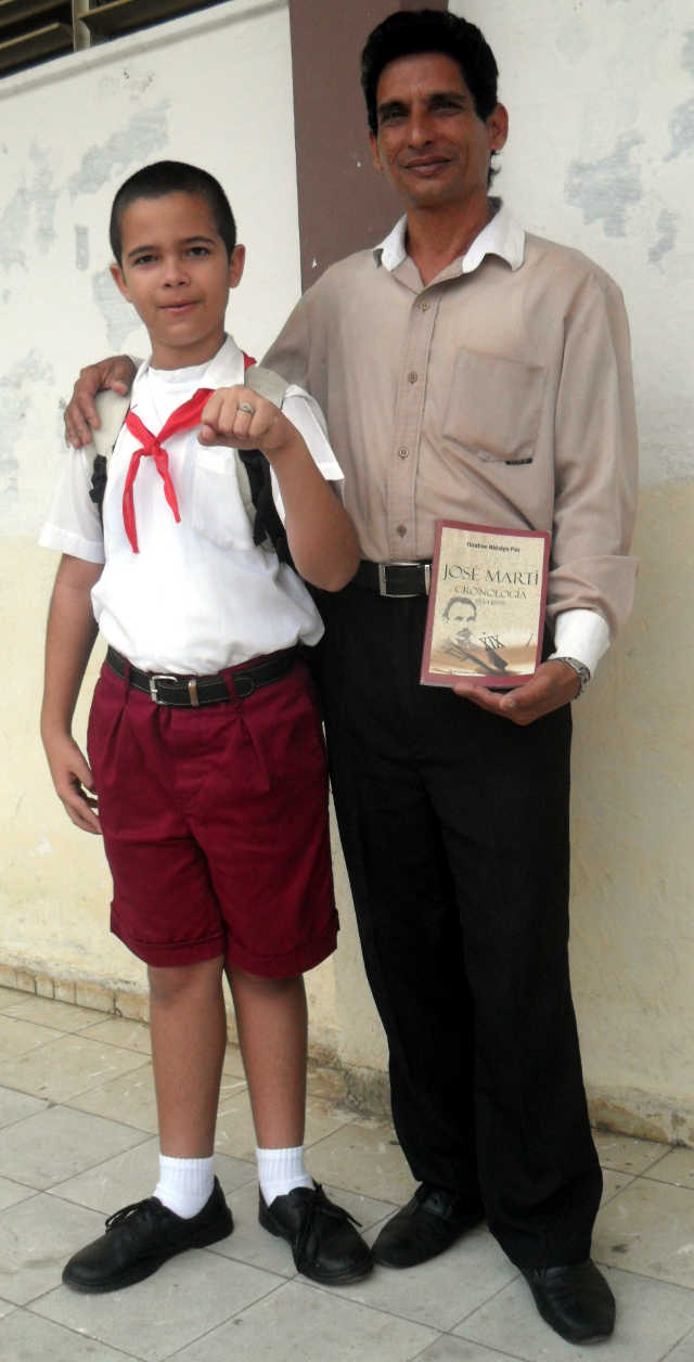 Juan Carlos Almanares Carballosa junto al Bibliotecario mostrando la sortija