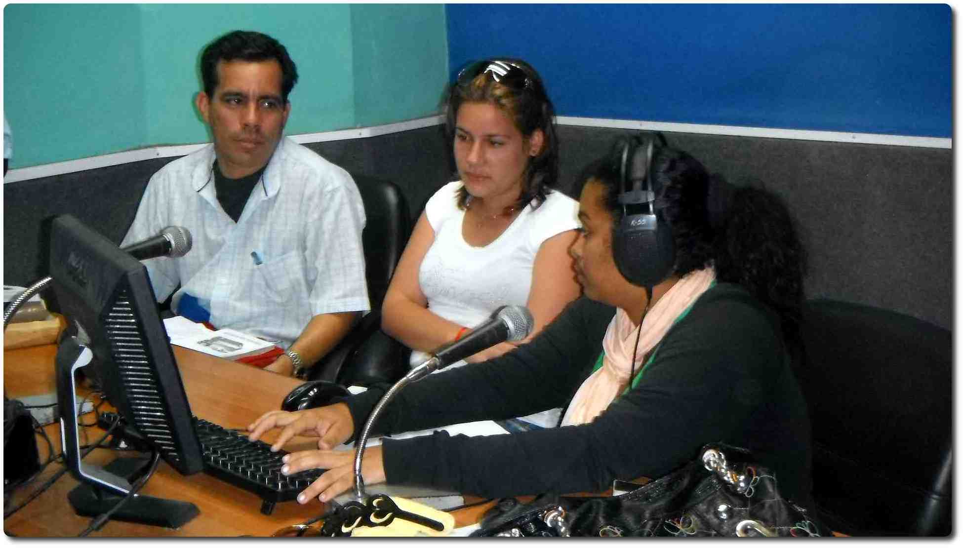 María (centro) y Michel junto a Ariadna (conductora) en la radio