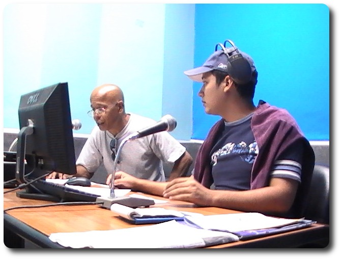 Julio César Sánchez Guerra en la radio municipal junto a Leoanis Pupo en la sección Martí en nosotros