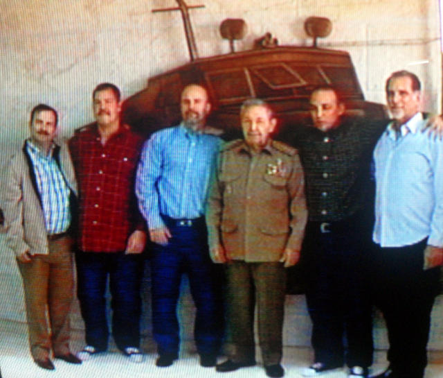 Los 5 reunidos con el Presidente Raúl Castro al regreso de Ramón, Gerardo y Antonio. Foto tomada al TV